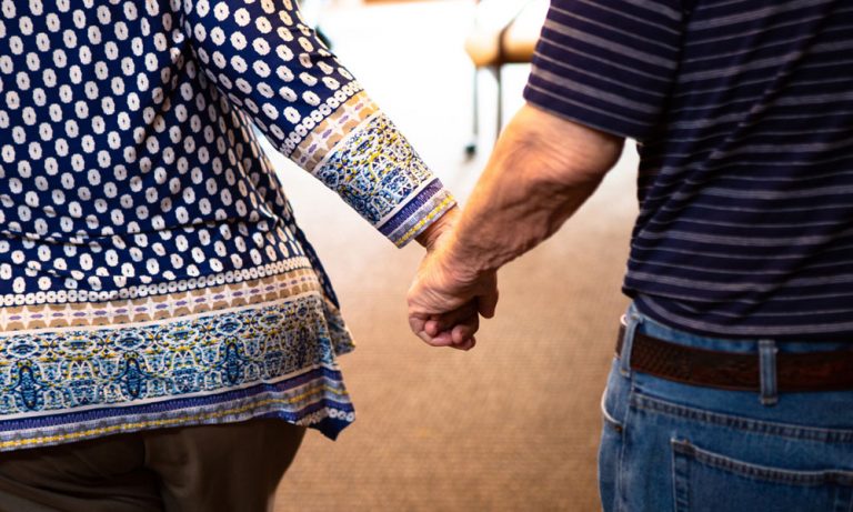 difference between nursing homes and assisted living